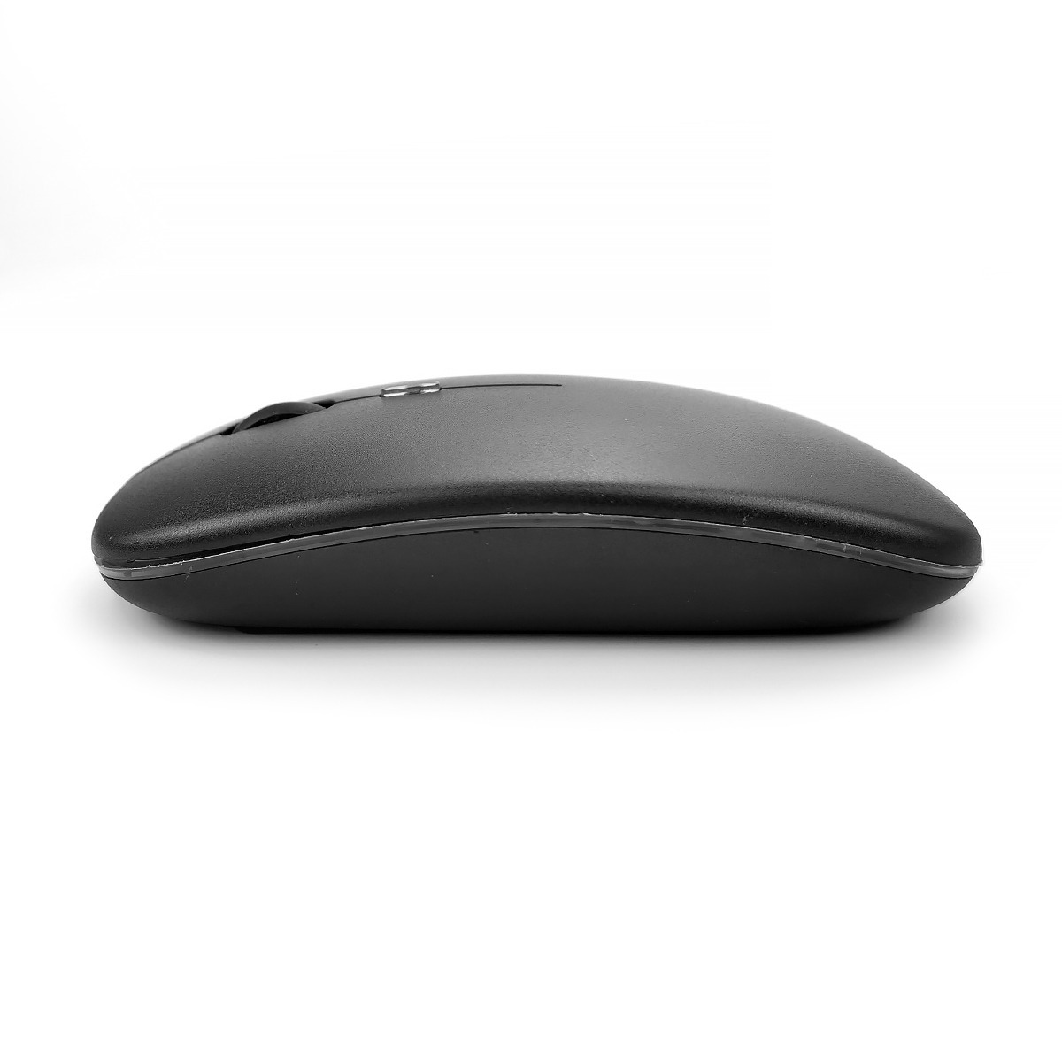 Un mouse per computer nero su sfondo bianco, vista laterale.