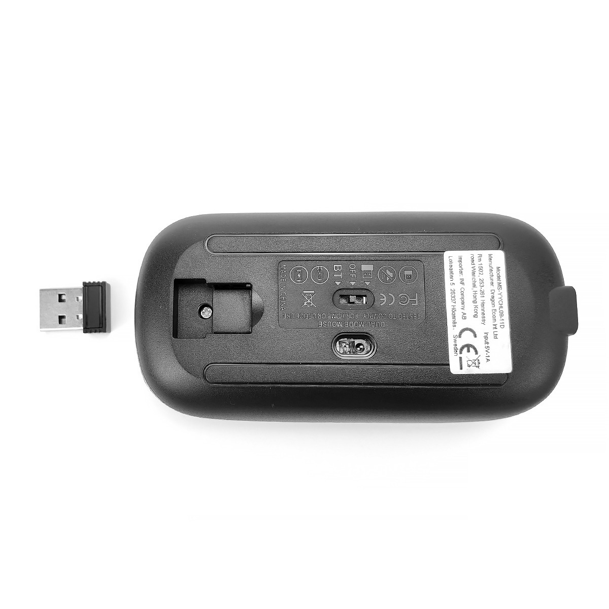 Mouse nero e dongle USB. Il lato inferiore mostra numero modello, origine e marchio CE.