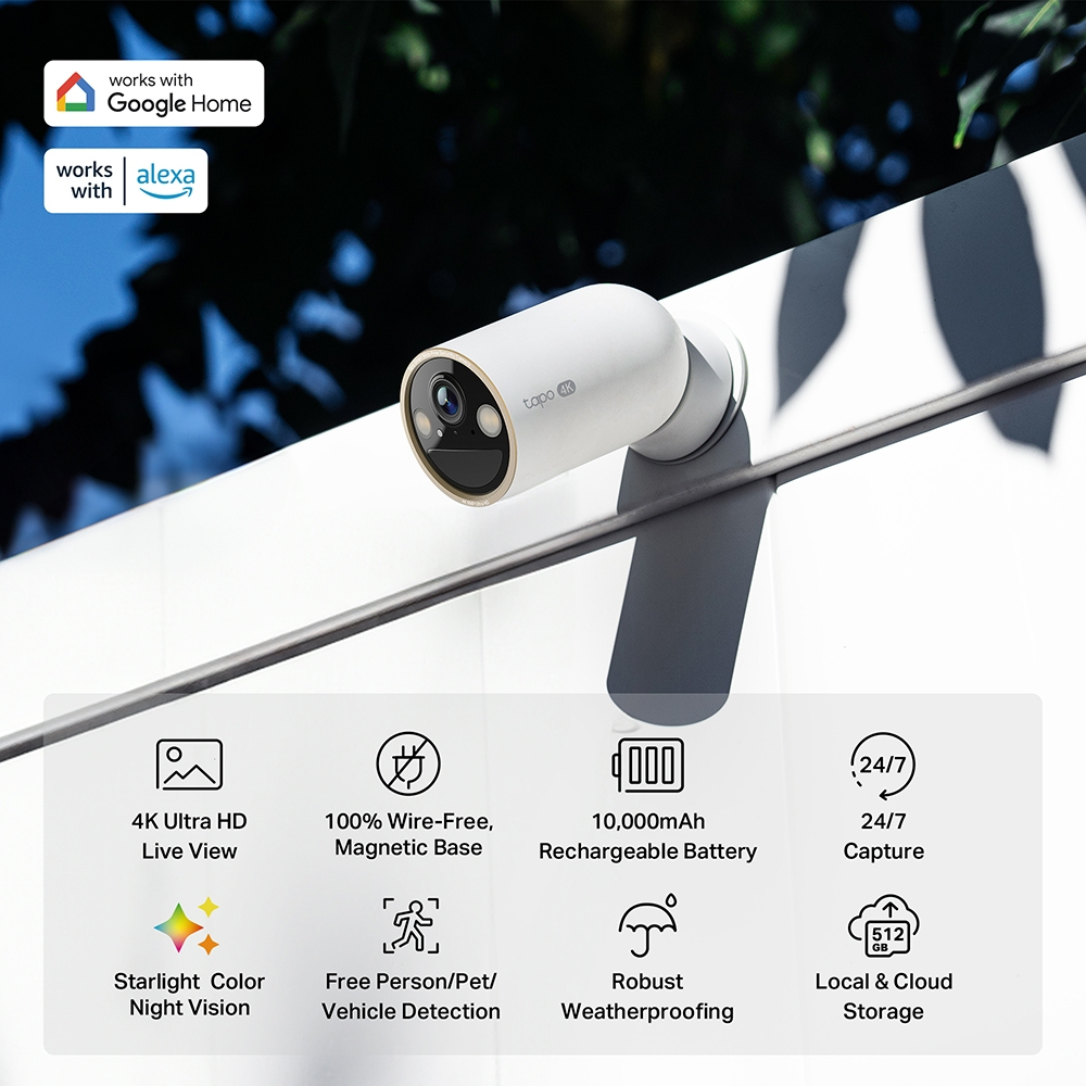 Biała kamera Tapo 4K z logotypami Google Home i Alexa. Cechy wymienione poniżej.