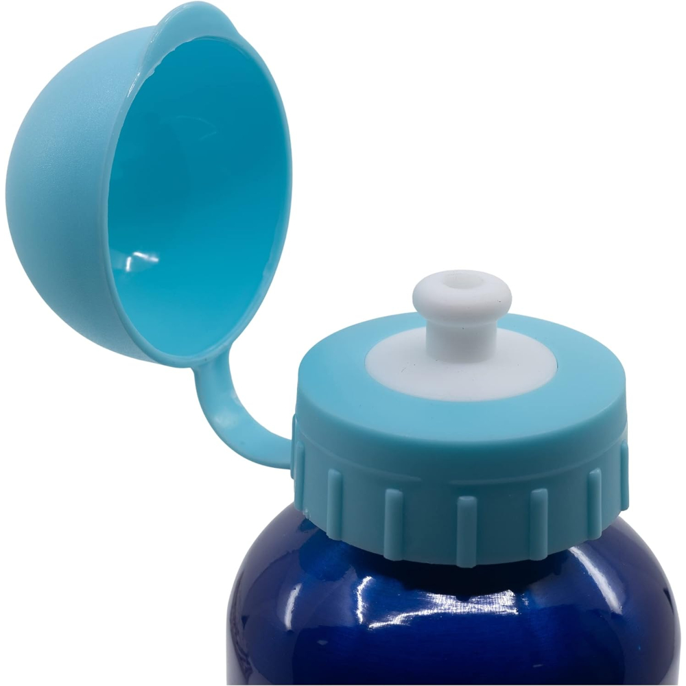 Un tappo blu per borraccia con coperchio apribile blu aperto.