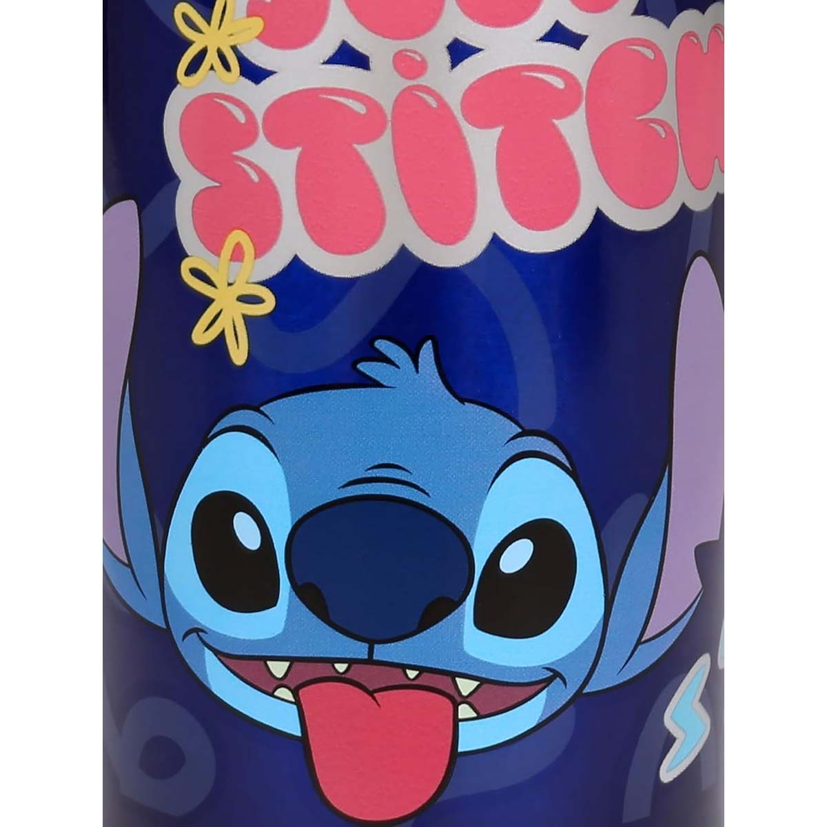 Stitch con la lingua fuori su sfondo blu scuro con scritte rosa.