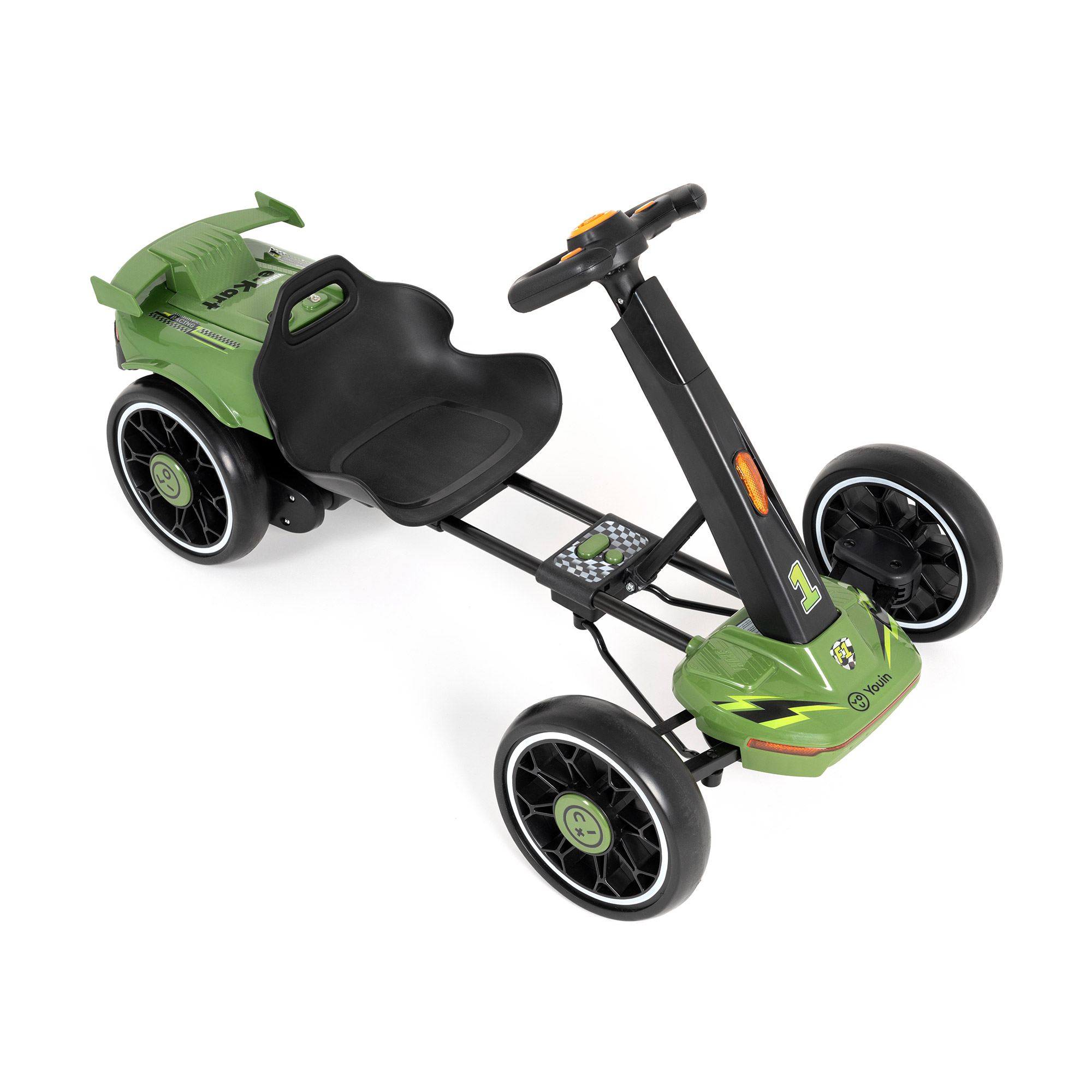 Un go-kart verde con asiento, volante y ruedas negras sobre fondo blanco.