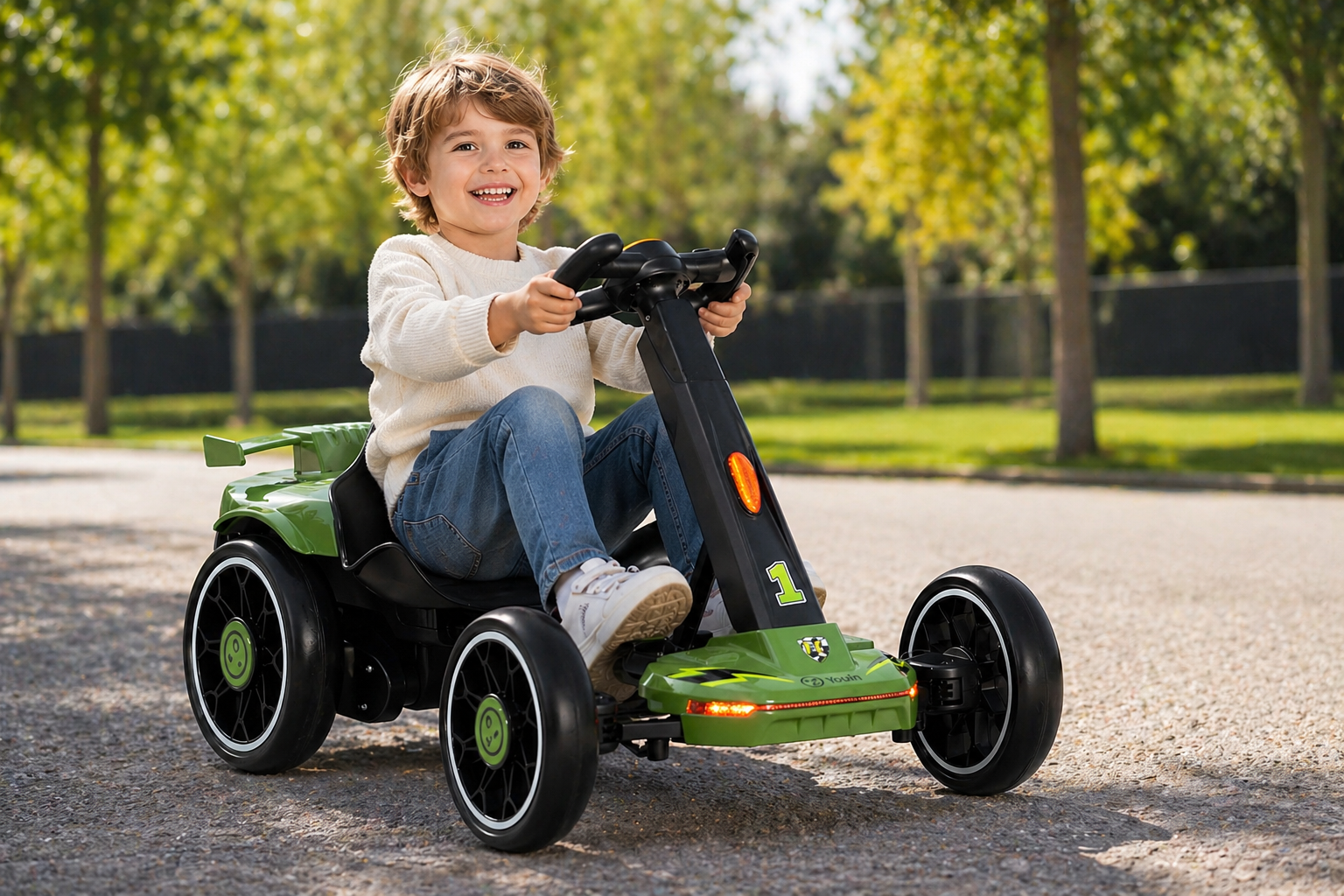 Un niño sonriente conduce un go-kart verde en un camino de asfalto, con árboles detrás.