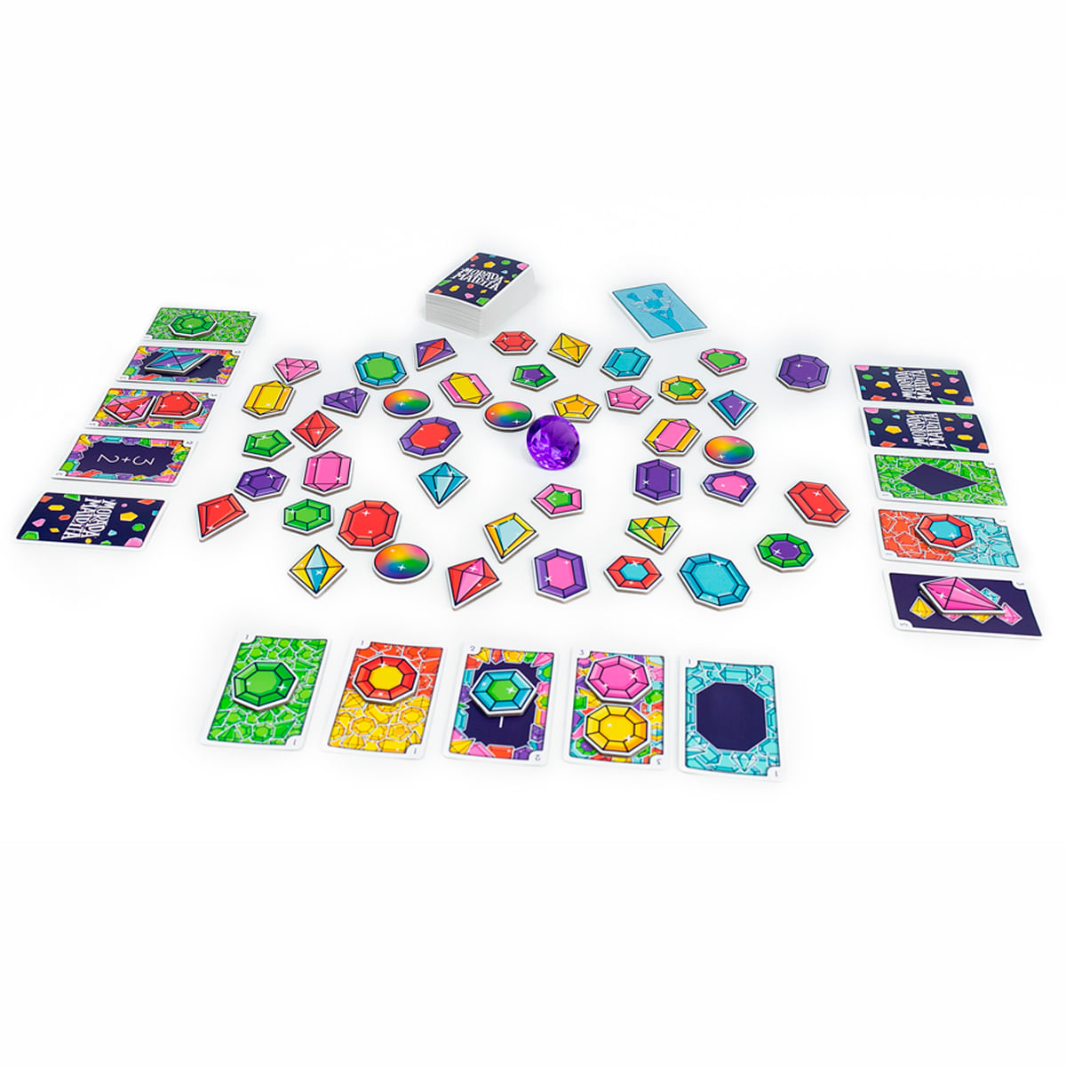 Tablero de juego con gemas coloridas y cartas de juego sobre fondo blanco.