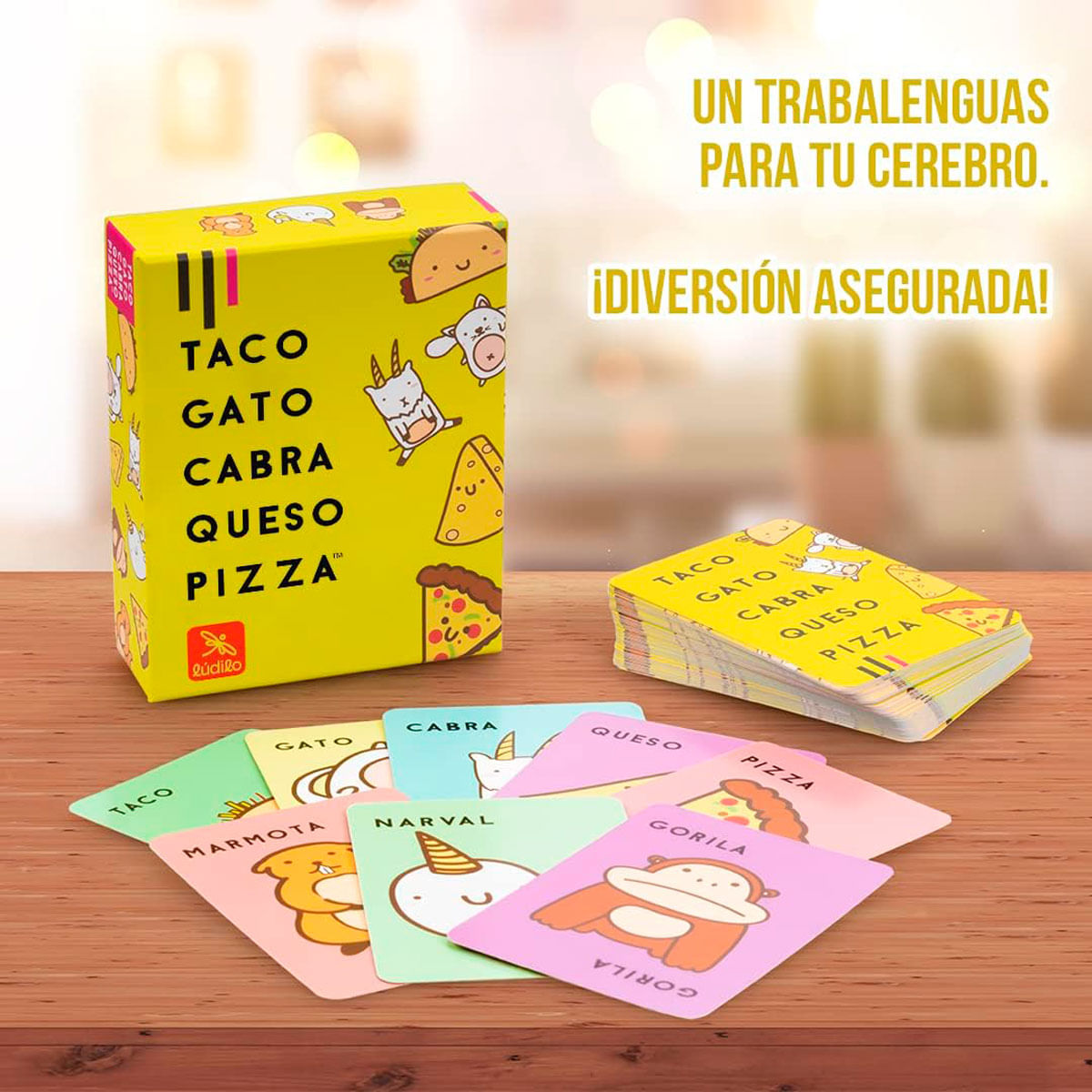 Un juego de cartas con cartas coloridas y una caja de juego amarilla sobre una mesa de madera.