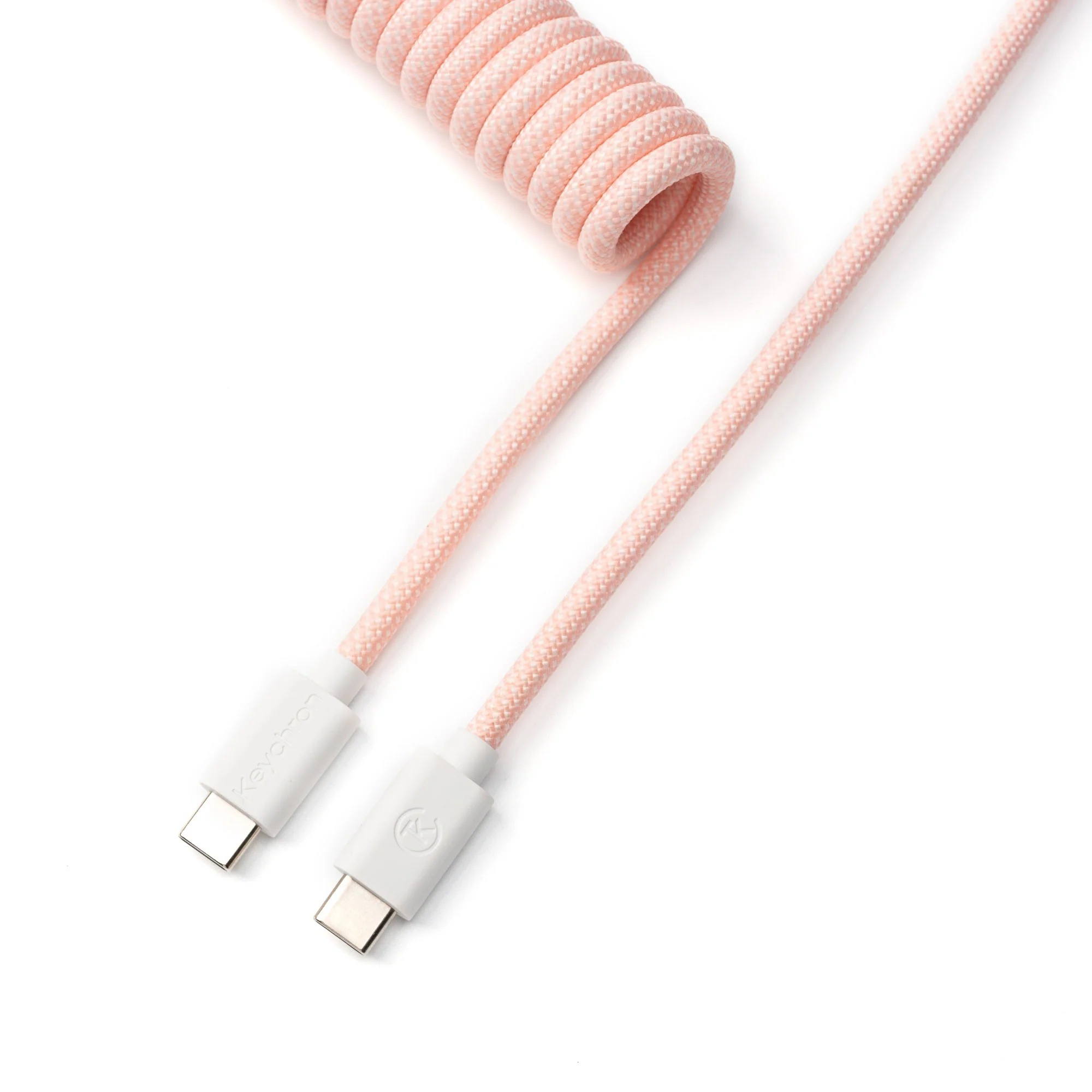 Różowy kabel w kształcie spirali z dwoma złączami USB-C.