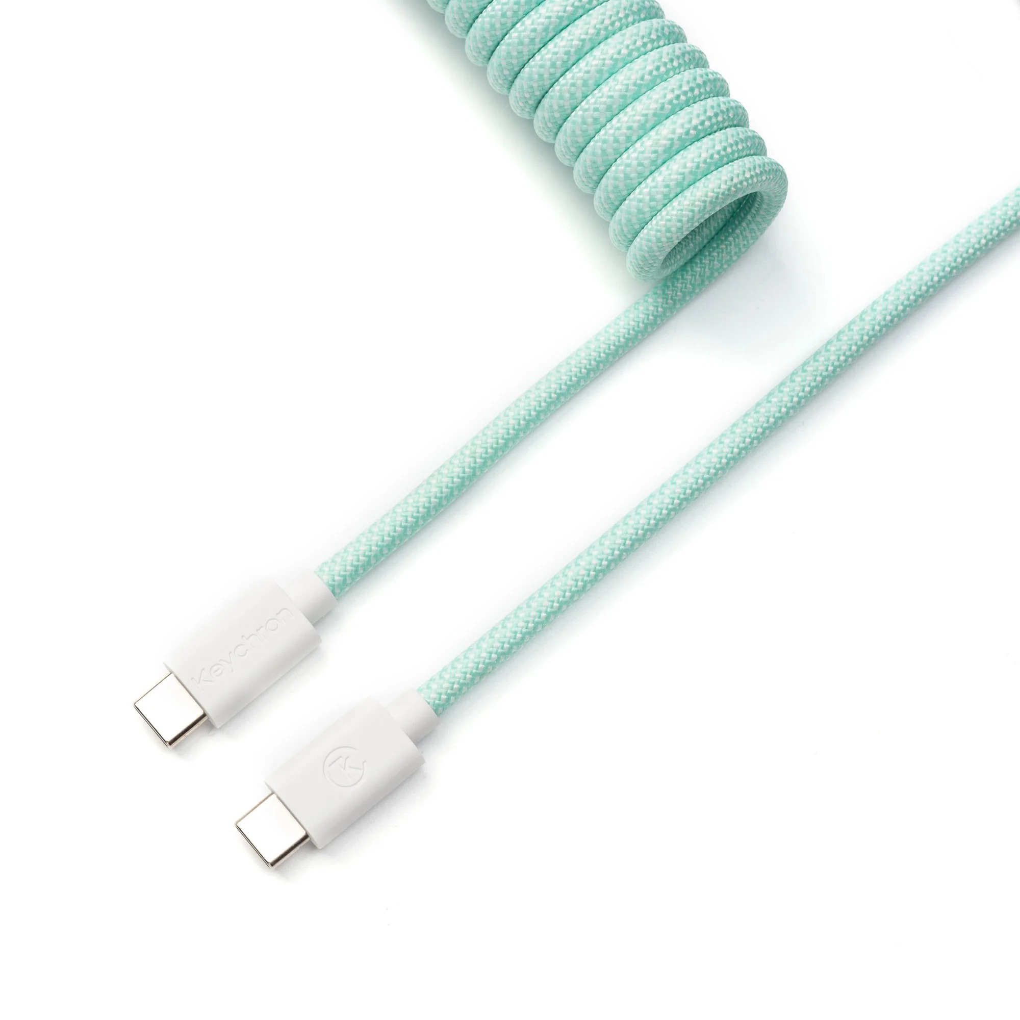 Miętowo-zielony kabel USB-C w kształcie spirali z białymi złączami na białym tle.
