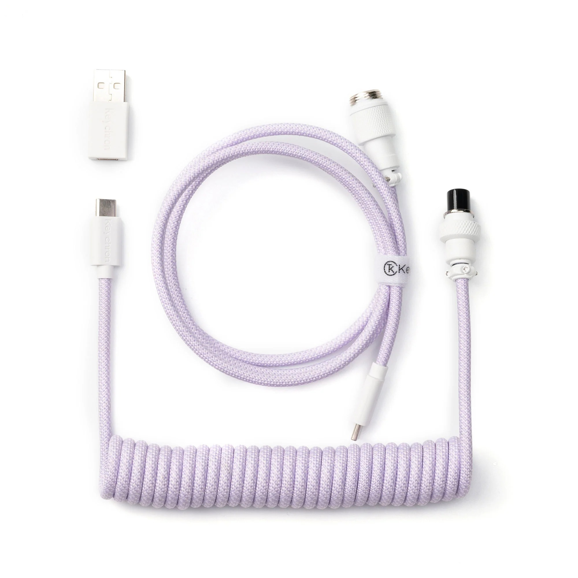Lawendowy kabel spiralny z białymi złączami i adapterami na białym tle.