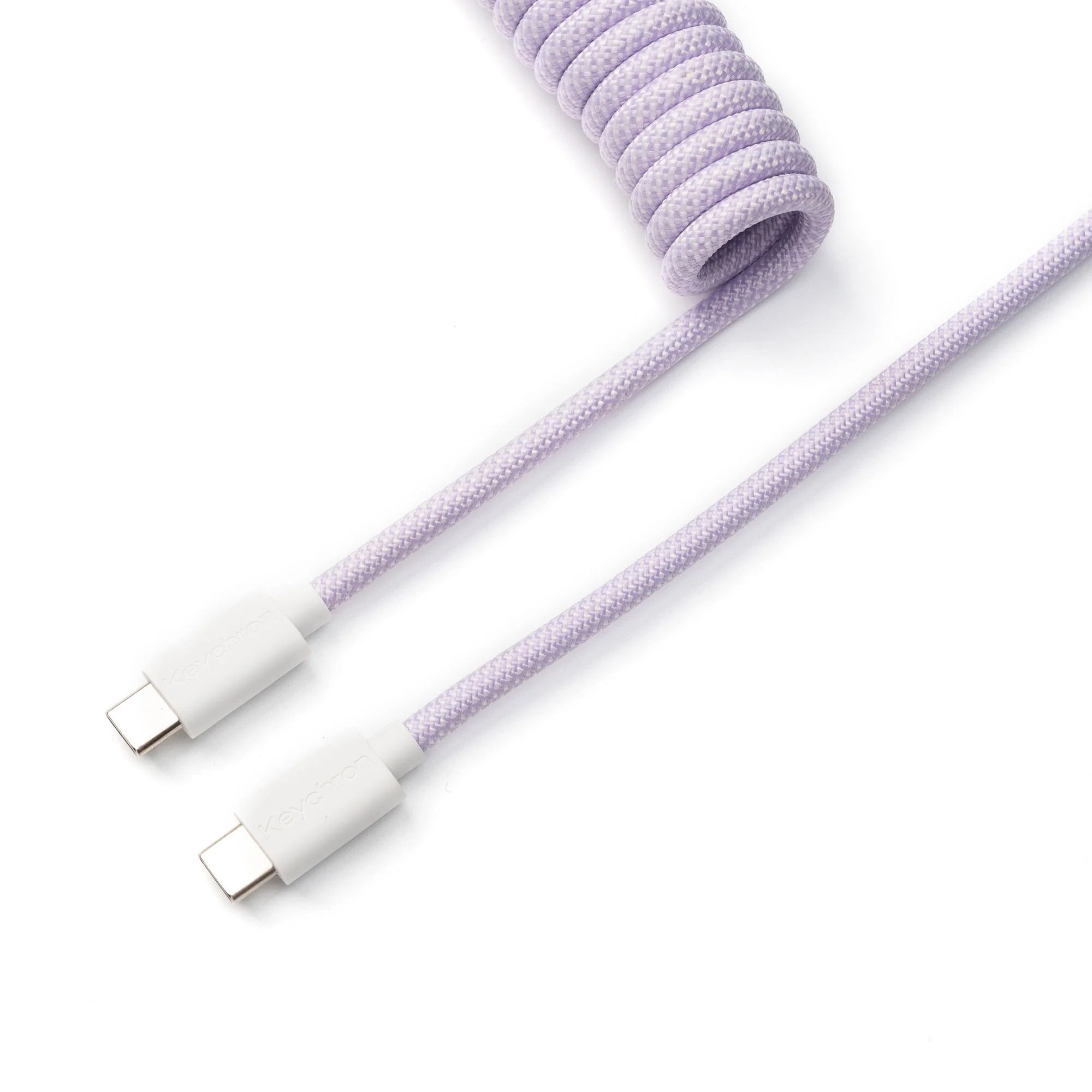 Skręcony, lawendowy kabel USB-C z białymi złączami.