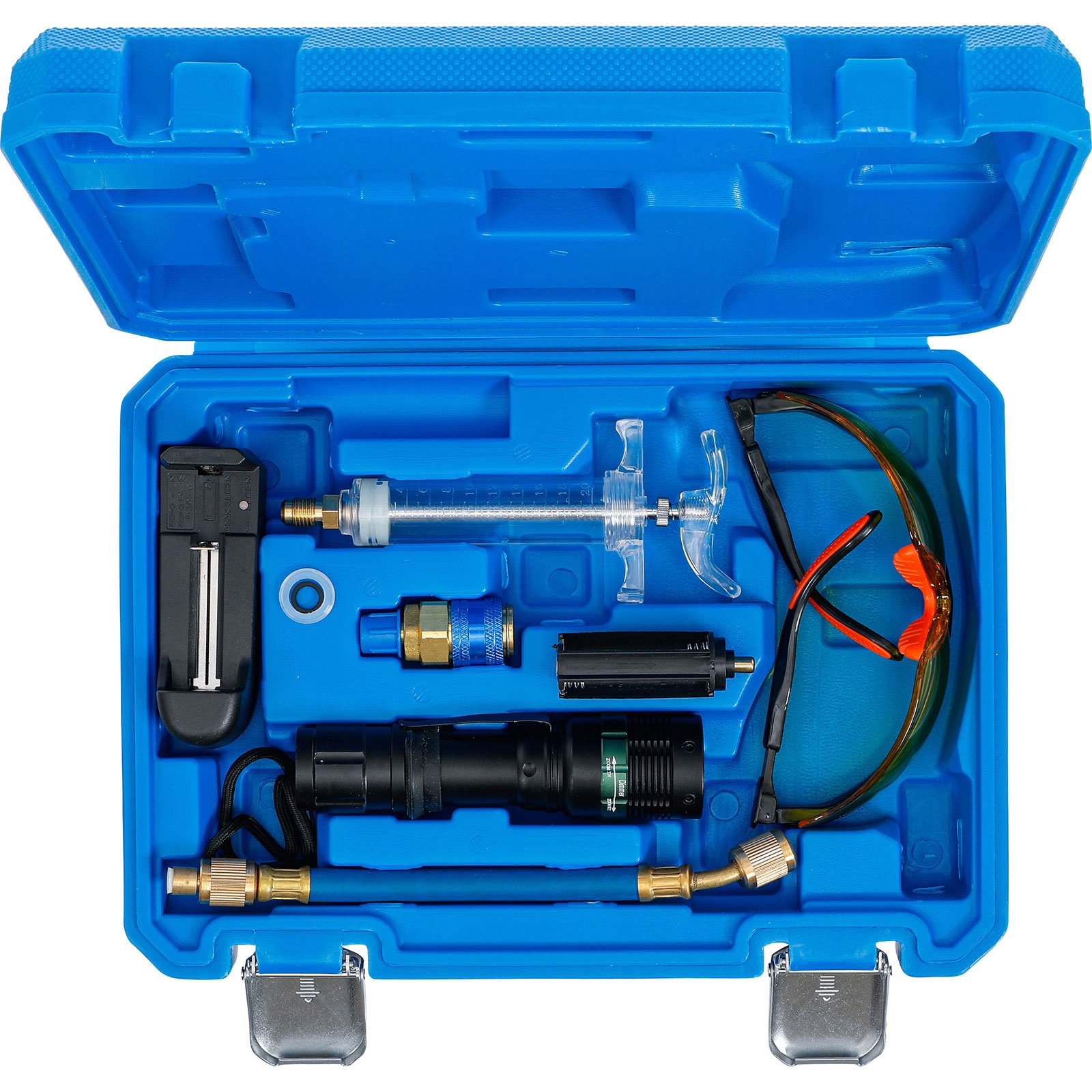 Blauer Koffer mit Werkzeugen: Spritze, Brille, Taschenlampe, Schläuche, Adapter.