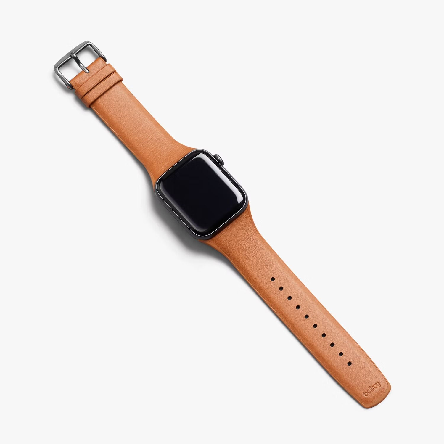 Brązowy smartwatch z skórzanym paskiem i srebrną klamrą na białym tle.