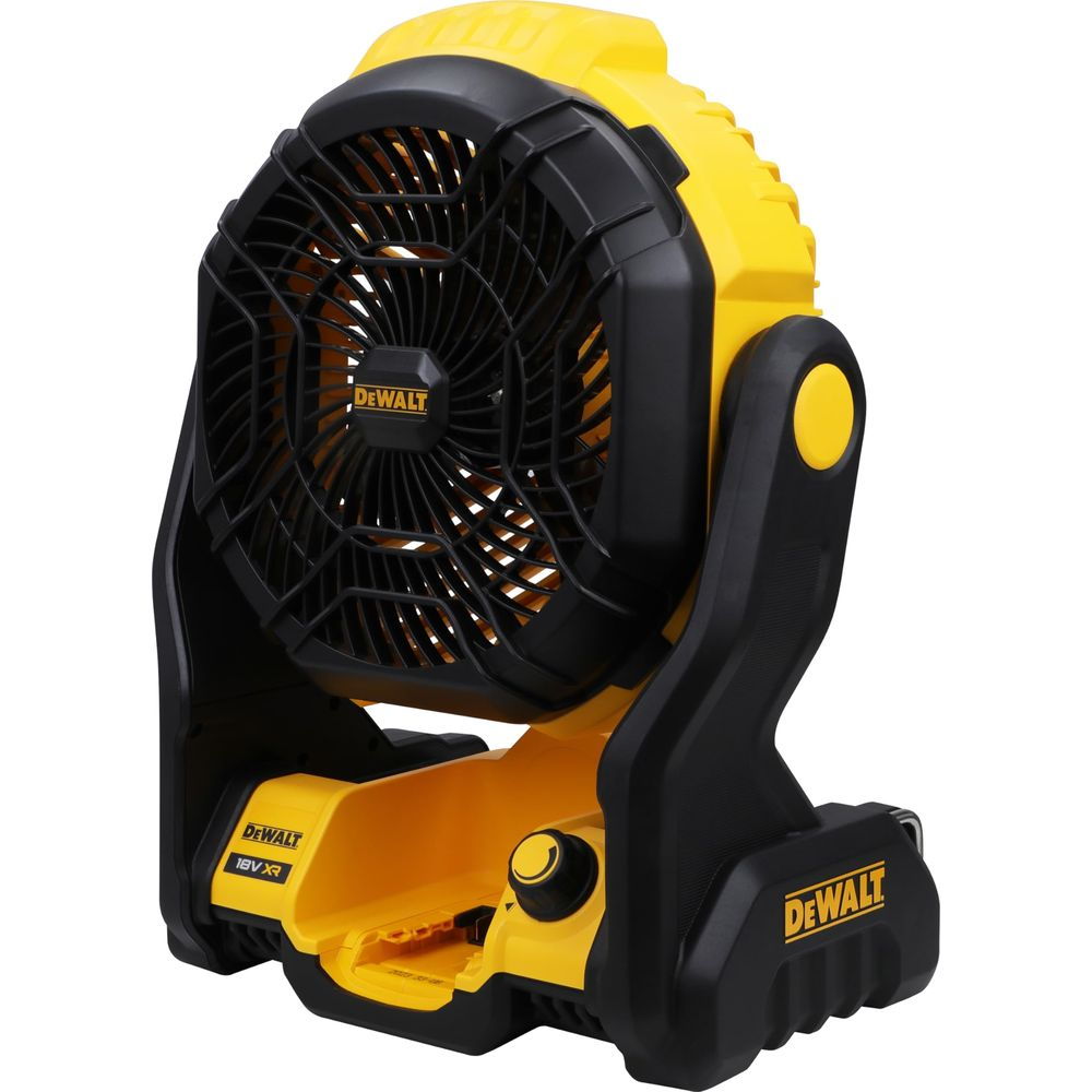 Ein gelber und schwarzer tragbarer DeWalt-Ventilator mit schwarzem Gitter und gelbem Korpus.