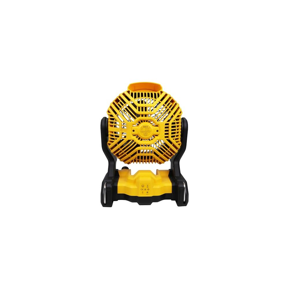 Ein gelber Ventilator mit schwarzem Ständer und Rädern auf weißem Hintergrund.