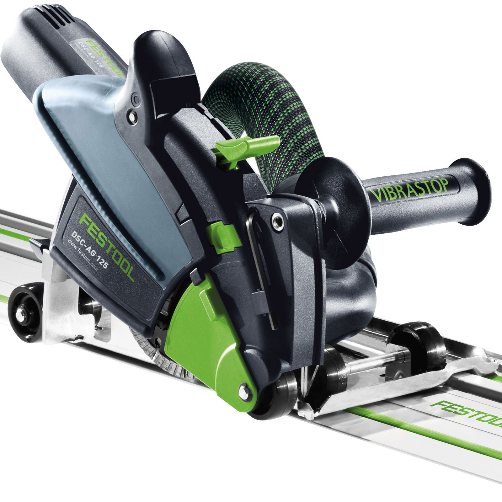 Festool Tauchsäge auf Führungsschiene mit grünem Schlauch und Griff.