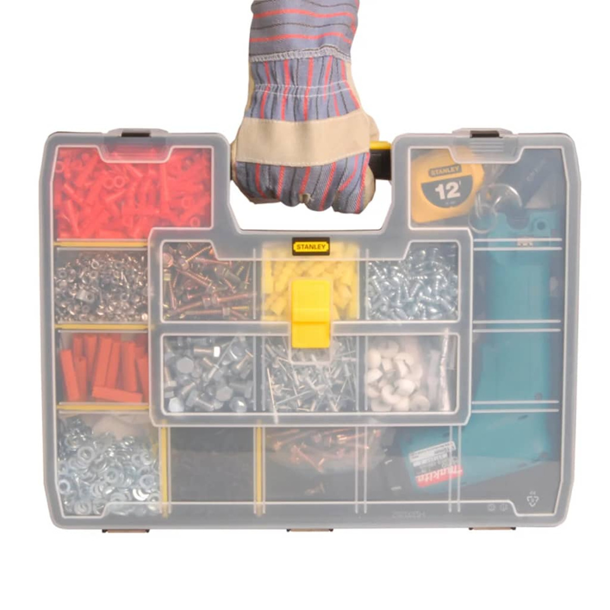 Organizzatore di attrezzi con viti, tasselli e metro, tenuto da mano guantata.