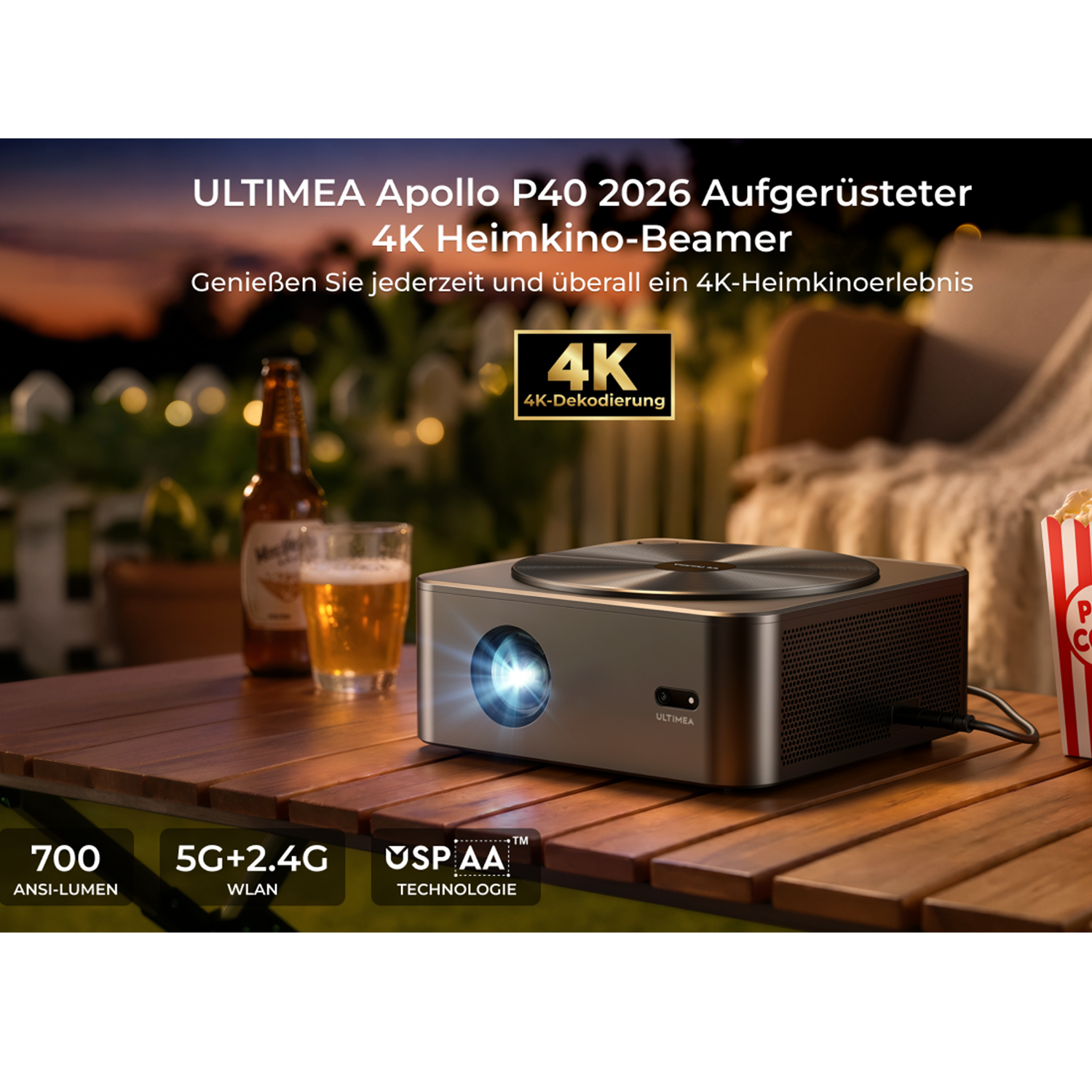 Ein Ultimea Apollo P40 Beamer steht auf einem Holztisch im Freien mit Bier und Popcorn.