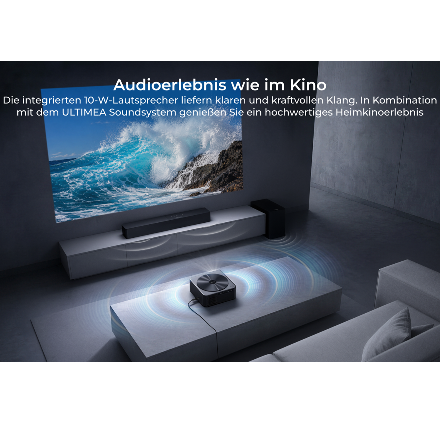 Ein moderner Wohnraum mit einer Leinwand, die eine Welle zeigt, und einem Soundsystem.