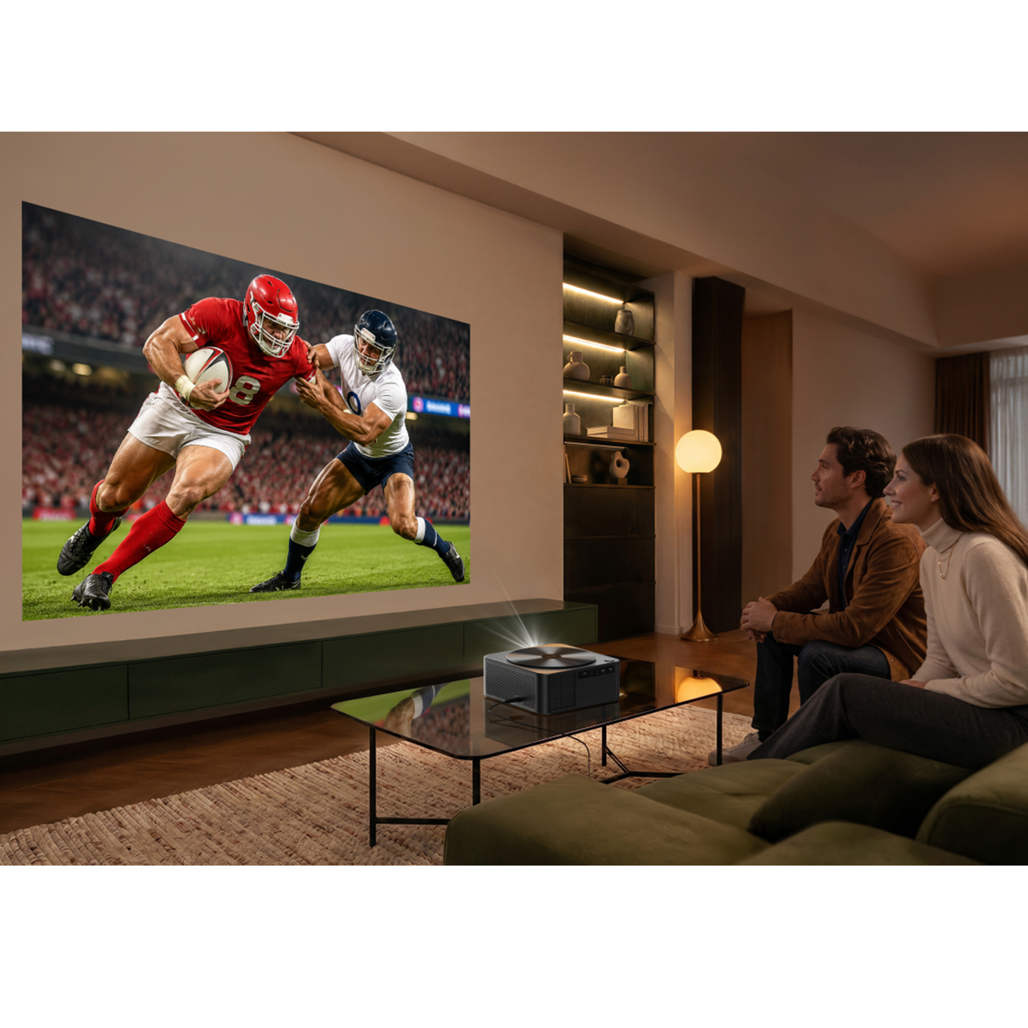 Ein Paar schaut auf eine Leinwand, auf der Footballspieler zu sehen sind.