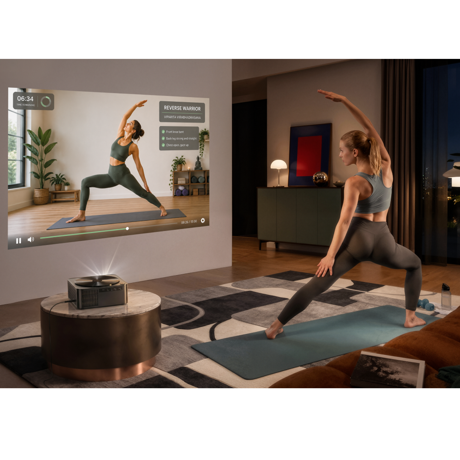 Eine Frau macht Yoga vor einem Projektor, der eine Yoga-Übung zeigt.