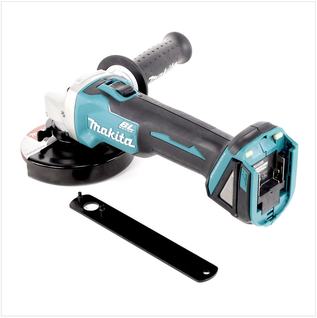 Ein Makita Akku-Winkelschleifer mit schwarzem Griff und teal Akzenten, auf weiß.