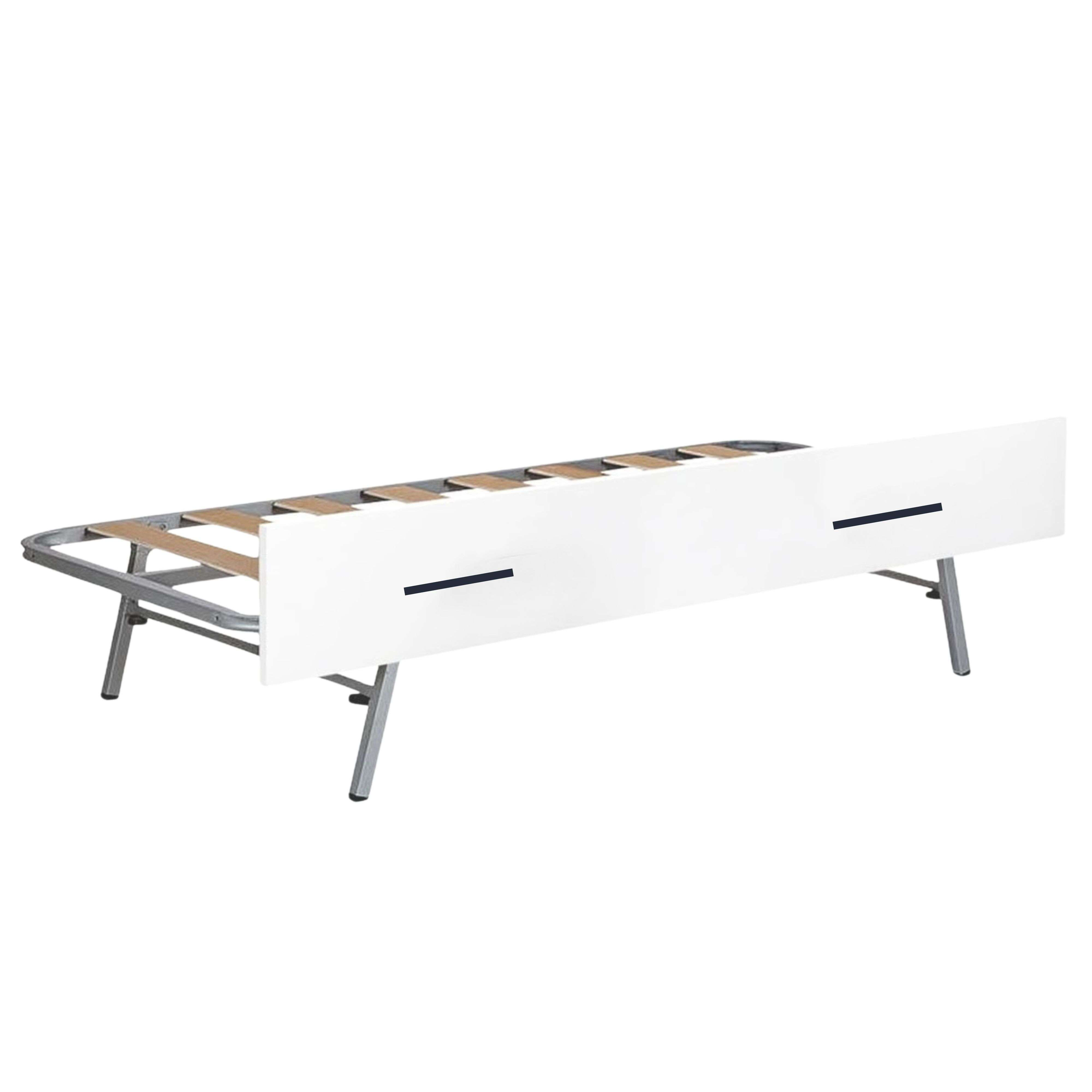 Una estructura de cama blanca con marco de metal y listones de madera.