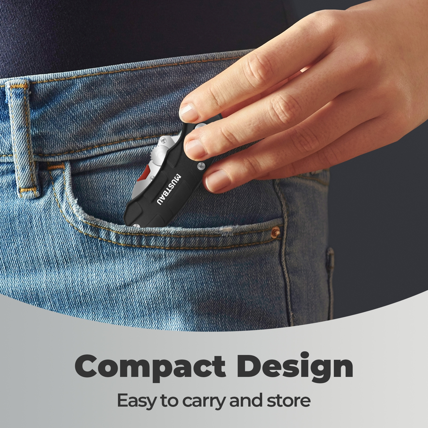 Ein schwarzes Multitool wird in eine Jeanstasche gesteckt.