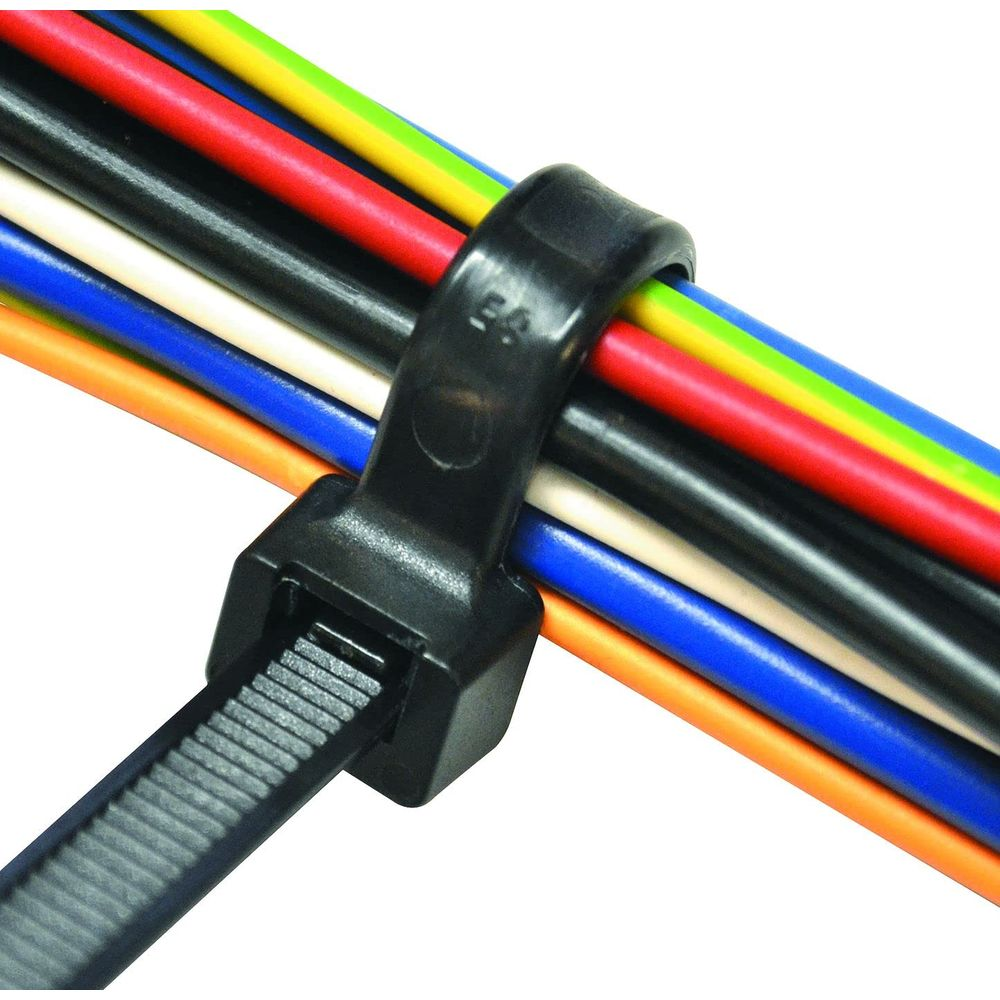Ein schwarzer Kabelbinder sichert ein Bündel bunter Kabel: rot, blau, orange, gelb, grün, weiß und schwarz.