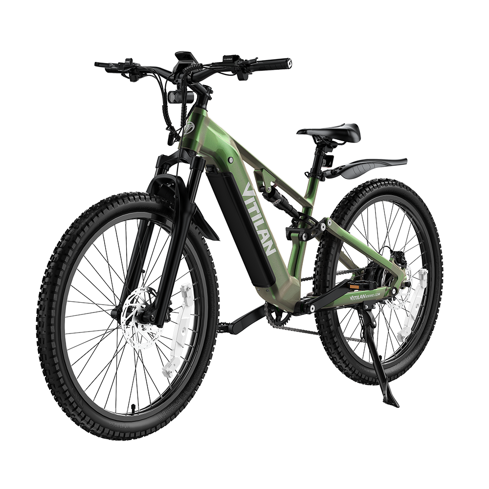 Zielony rower elektryczny typu mountain bike z kamuflażem, pełnym zawieszeniem.