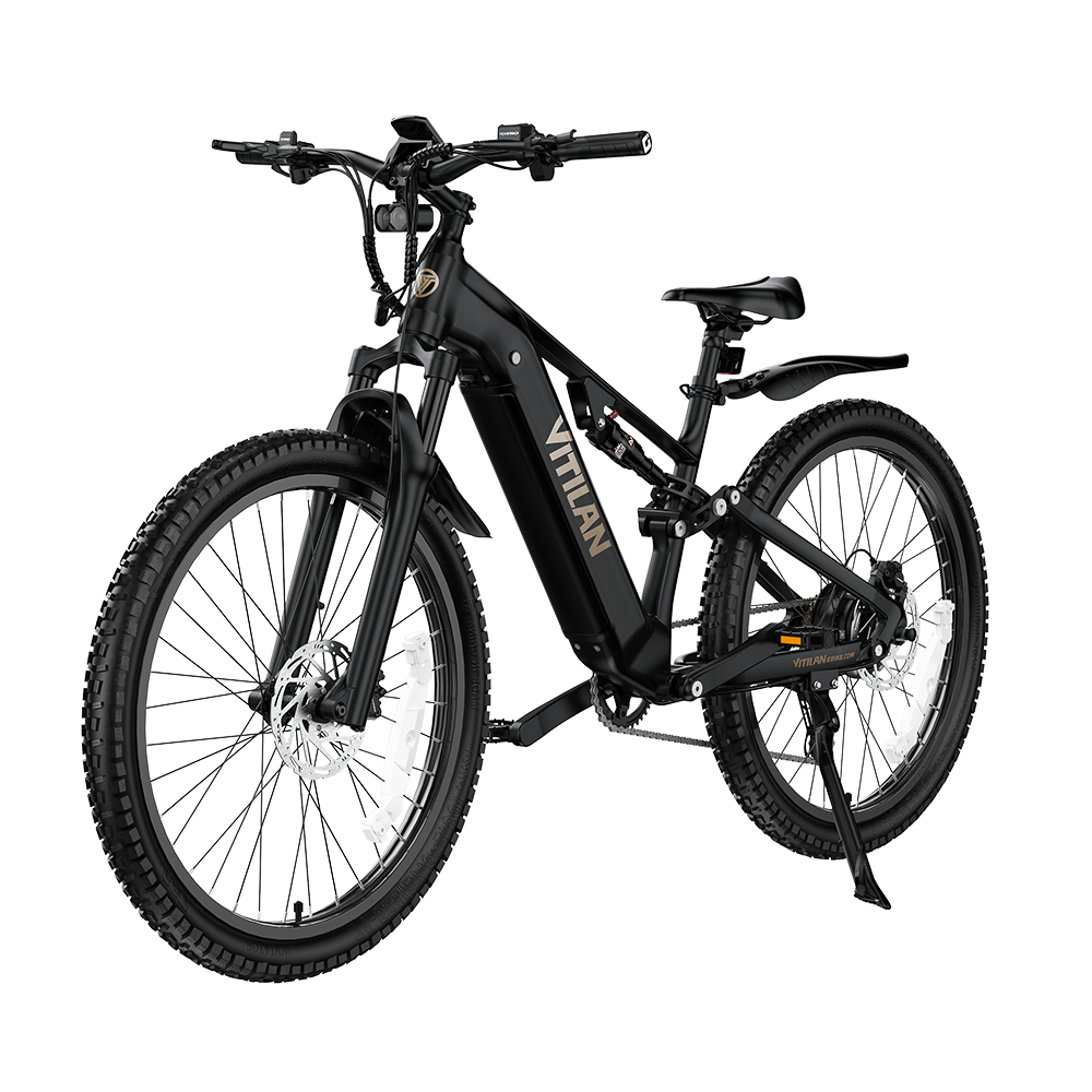 Czarny elektryczny rower górski full-suspension z szerokimi oponami na białym tle.