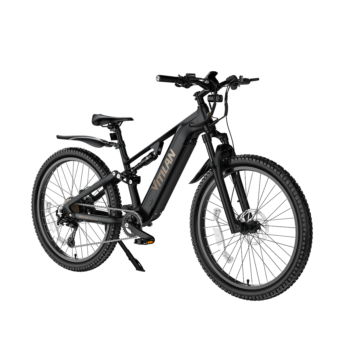 Czarny rower elektryczny full-suspension z szerokimi oponami i błotnikami, białe tło.