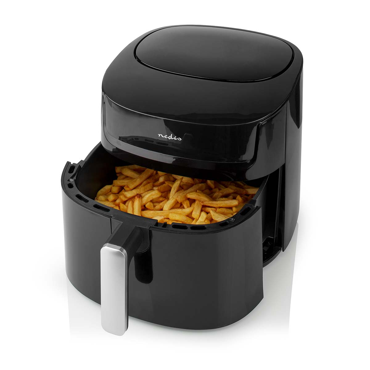 Zwarte airfryer met een volle mand friet.