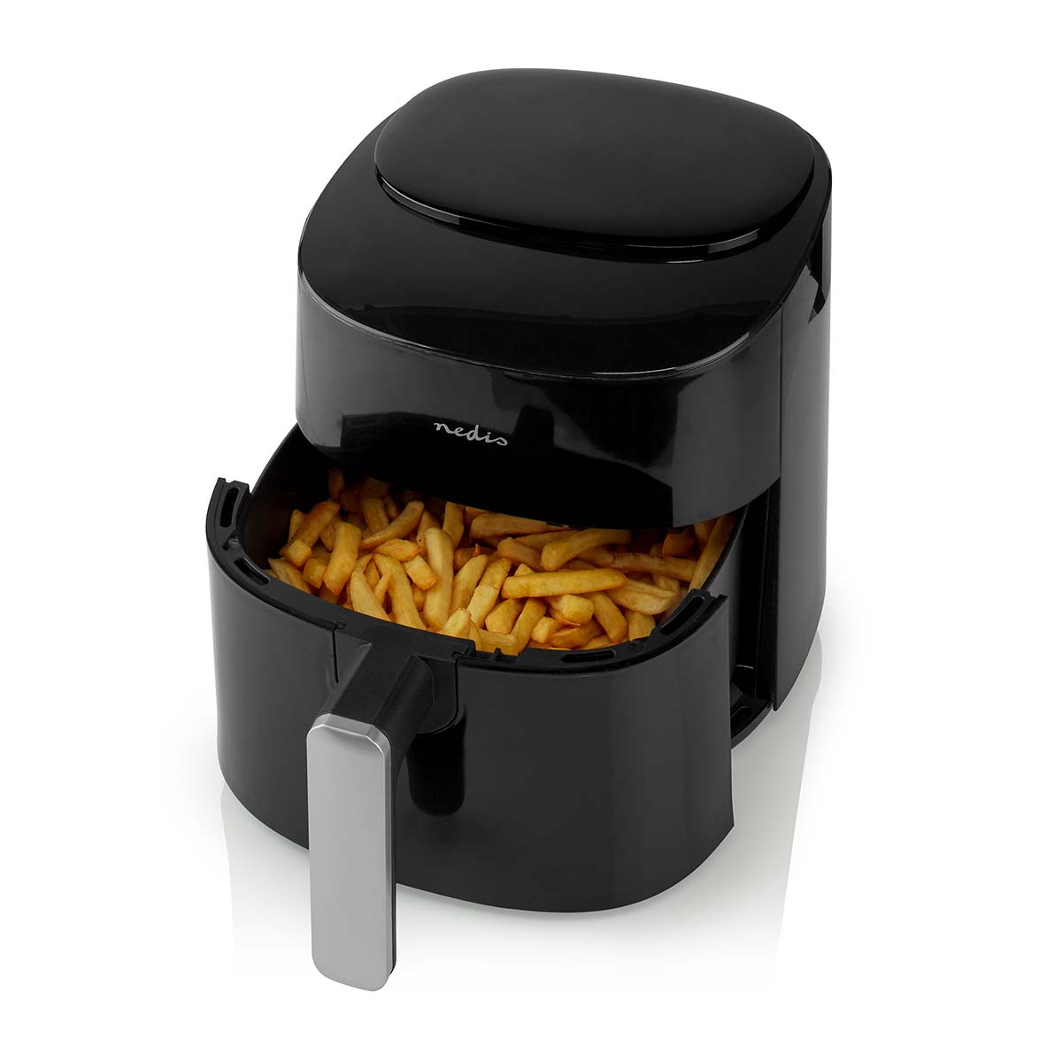 Friggitrice ad aria nera con cestello pieno di patatine fritte.