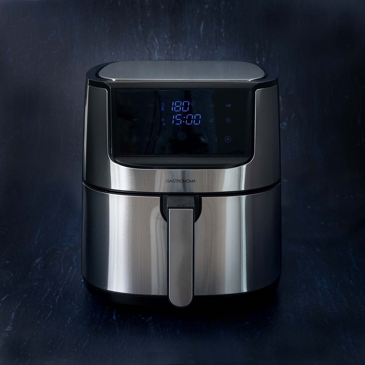Zilveren airfryer met digitaal display waarop 180 graden en 15:00 wordt weergegeven.