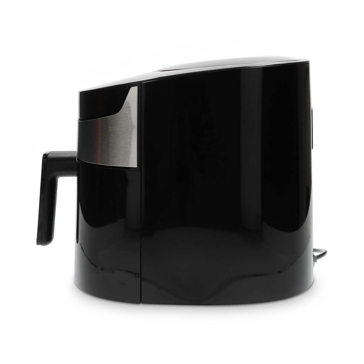 Zwarte airfryer met zilveren accenten en handvat. Studio-opname.