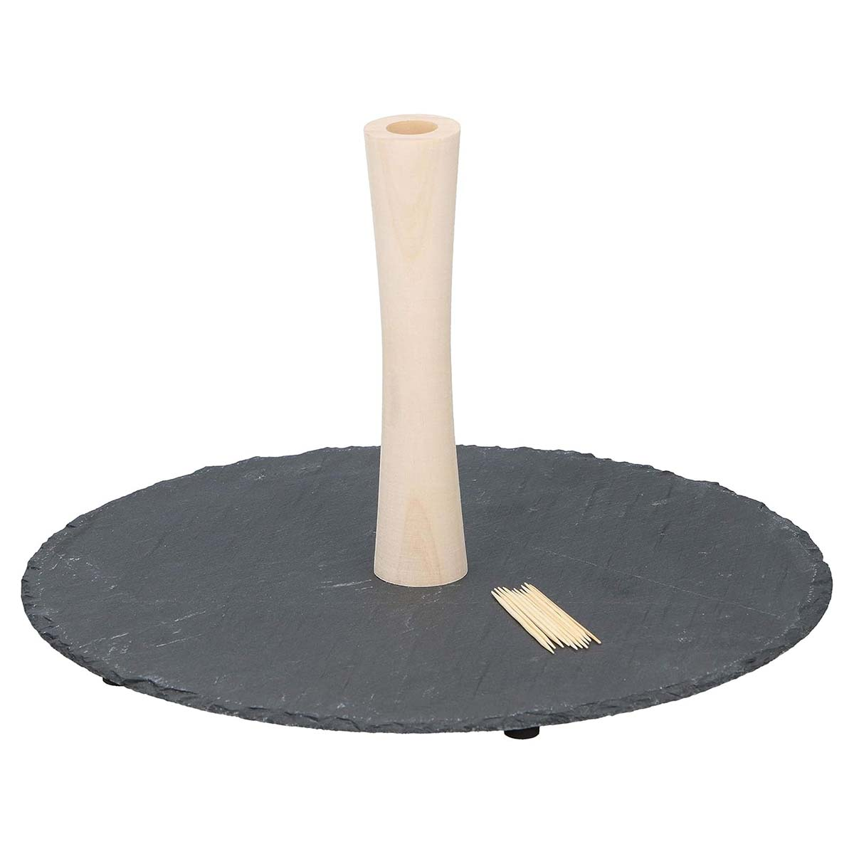 Un cono di legno su un piatto rotondo di ardesia con stuzzicadenti.