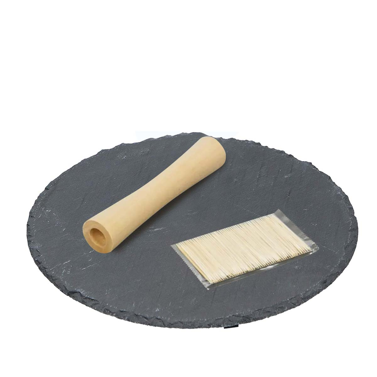 Un mattarello di legno beige e una confezione di stuzzicadenti su un piatto di ardesia grigio scuro.