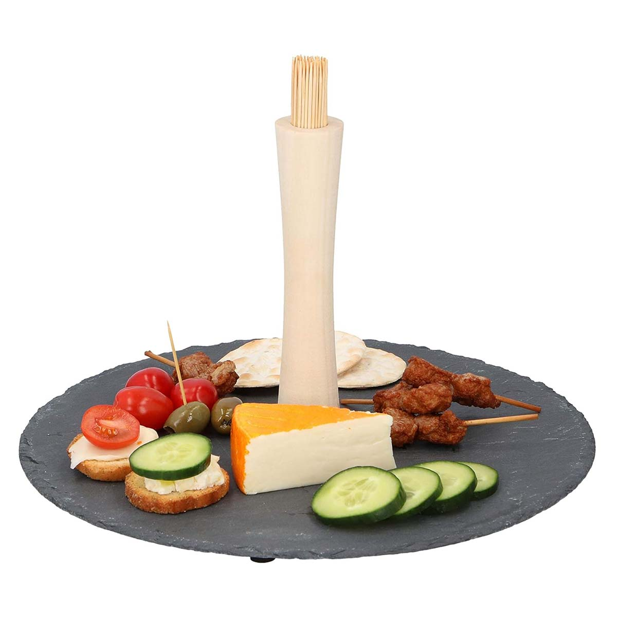 Un distributore di stuzzicadenti in legno su un piatto di ardesia con formaggio, olive, pomodori, fette di cetriolo e spiedini di carne.
