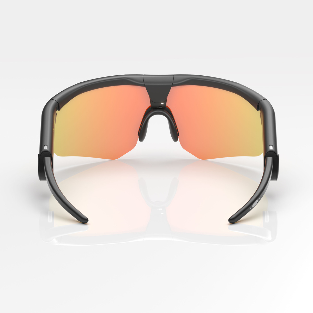 Sportsonnenbrille mit schwarzem Rahmen und orange-gelben Gläsern, vorne.