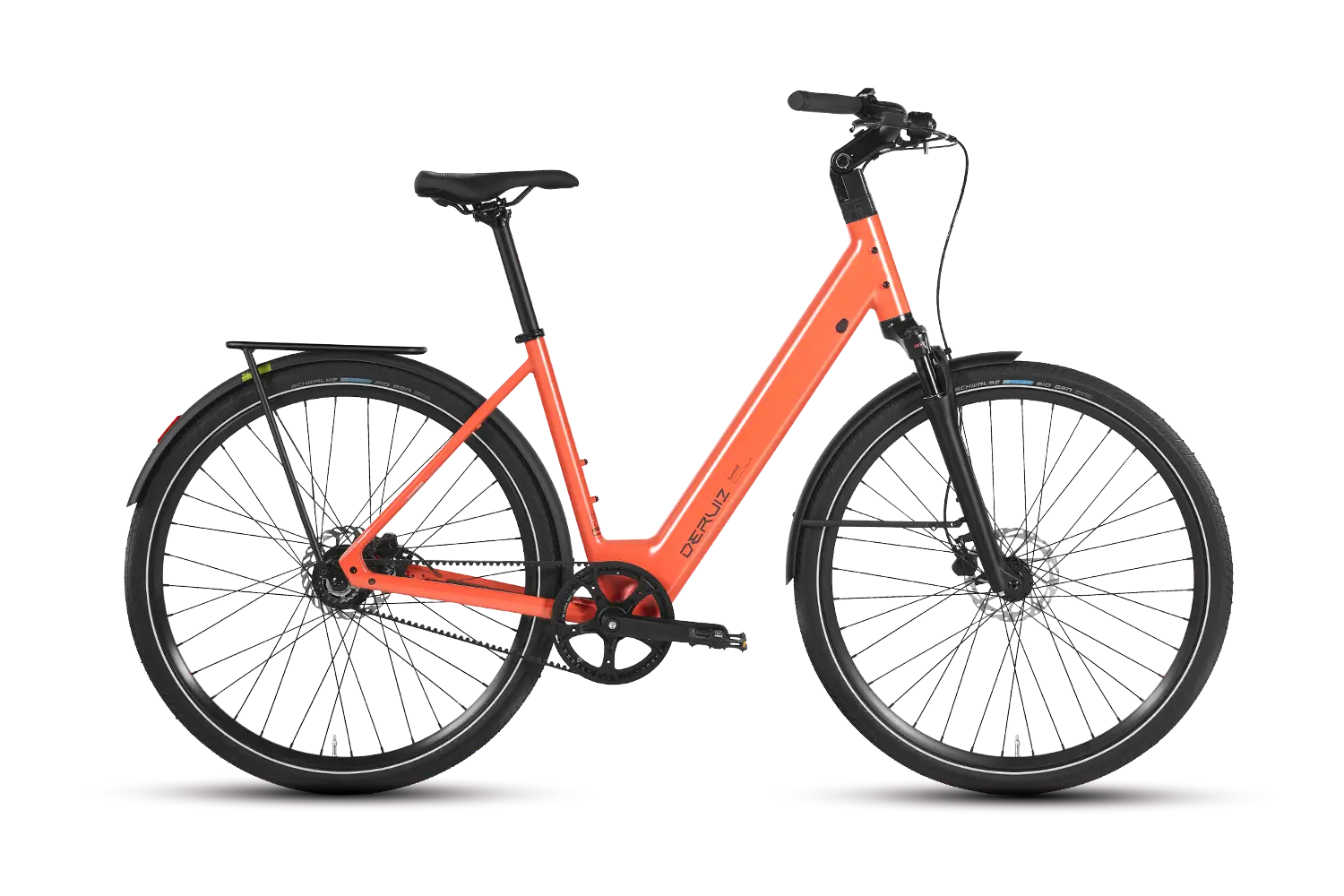 Ein leuchtend orangefarbenes Fahrrad mit schwarzen Schutzblechen und Reifen.