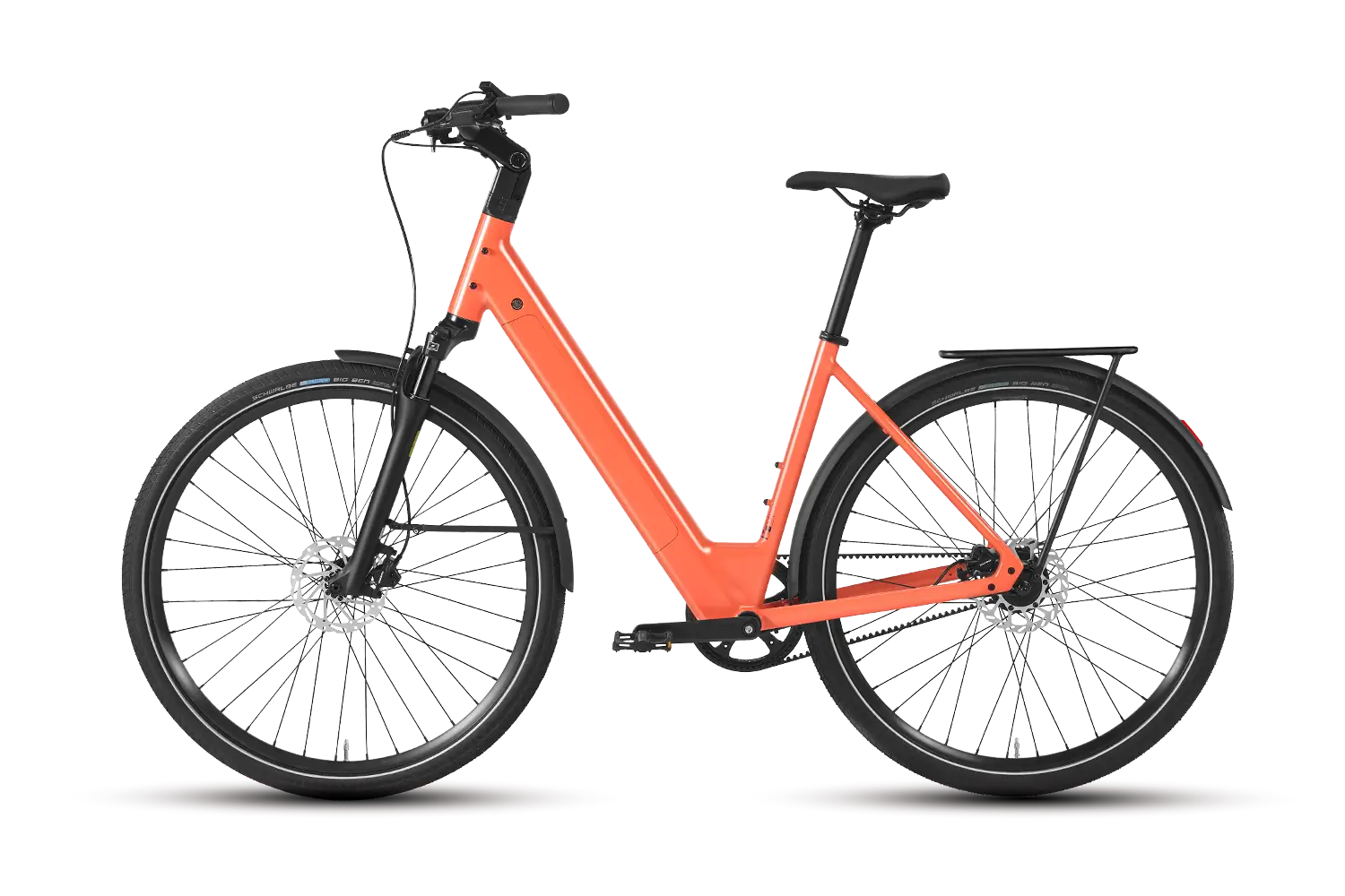 Ein korallenfarbenes Fahrrad mit schwarzen Reifen, Schutzblechen und Gepäckträger.