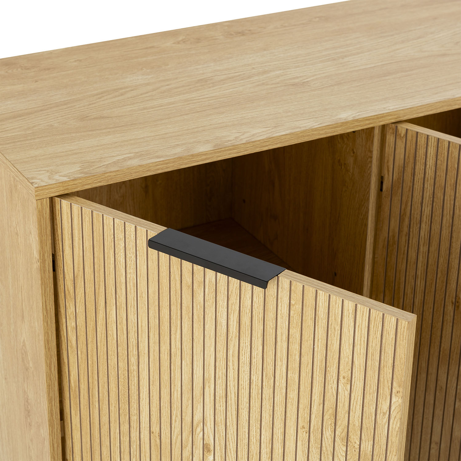 Un mueble de madera con puertas acanaladas y tiradores negros. El interior está vacío.
