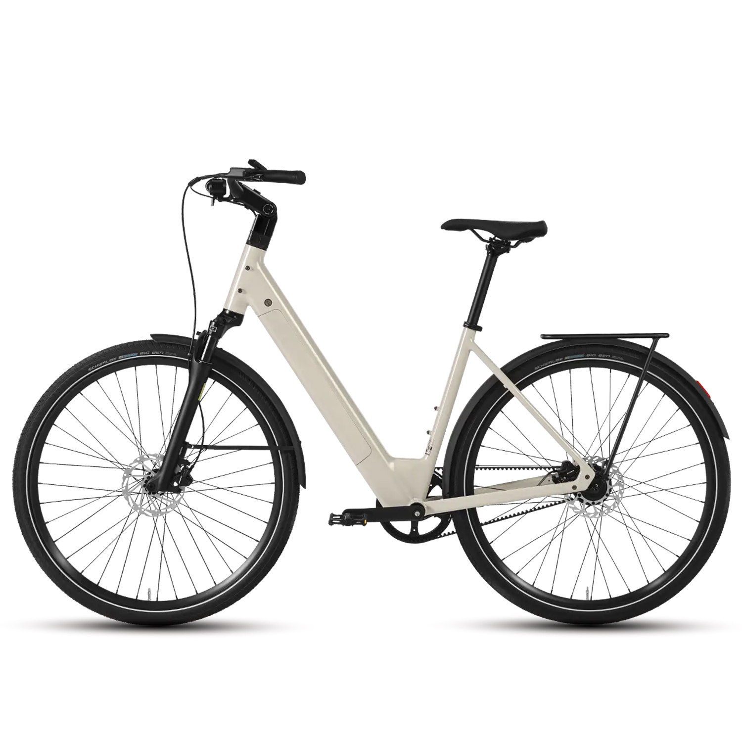 Ein cremefarbenes Fahrrad mit schwarzen Schutzblechen und Gepäckträger.