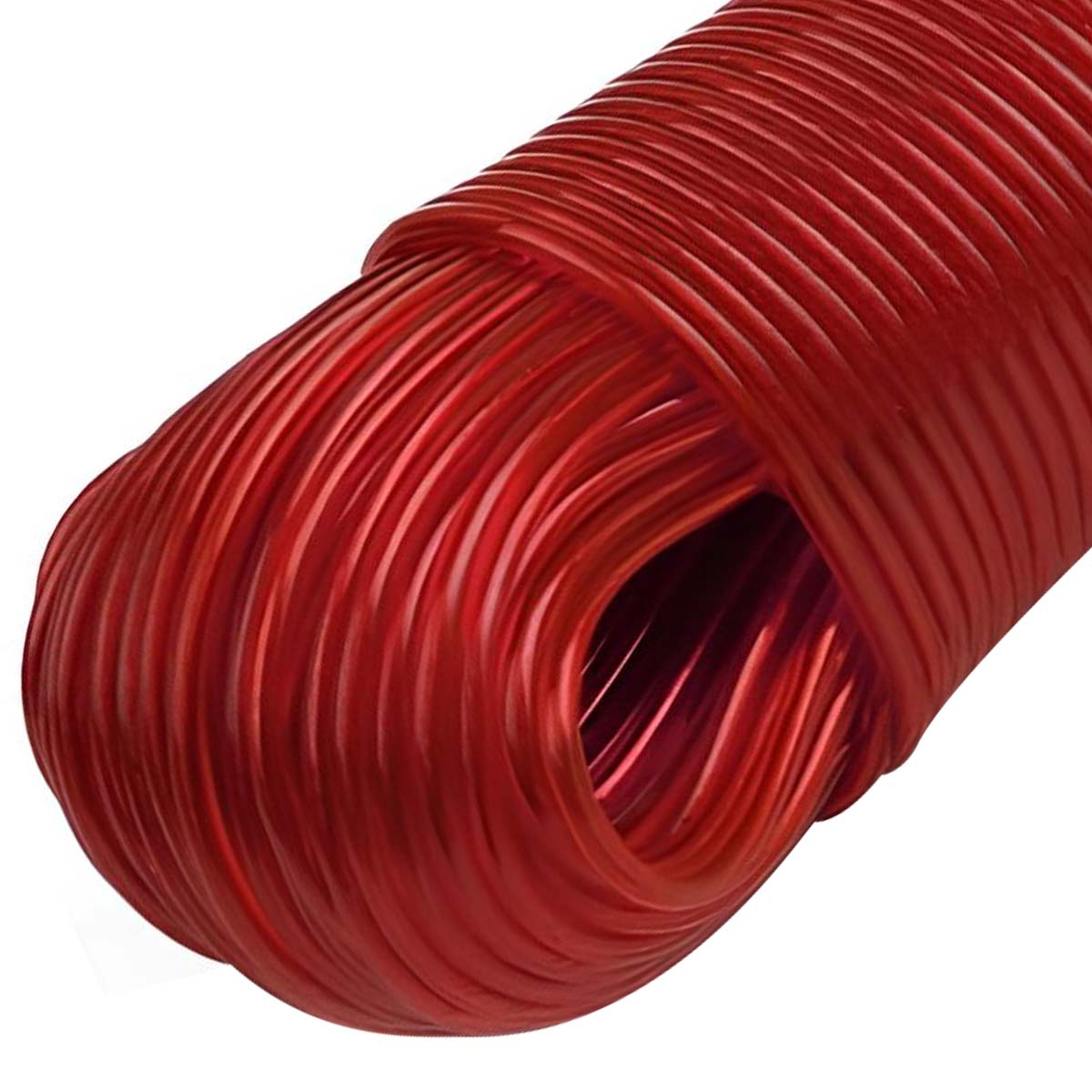 Un tubo rosso arrotolato con superficie lucida, su sfondo bianco.
