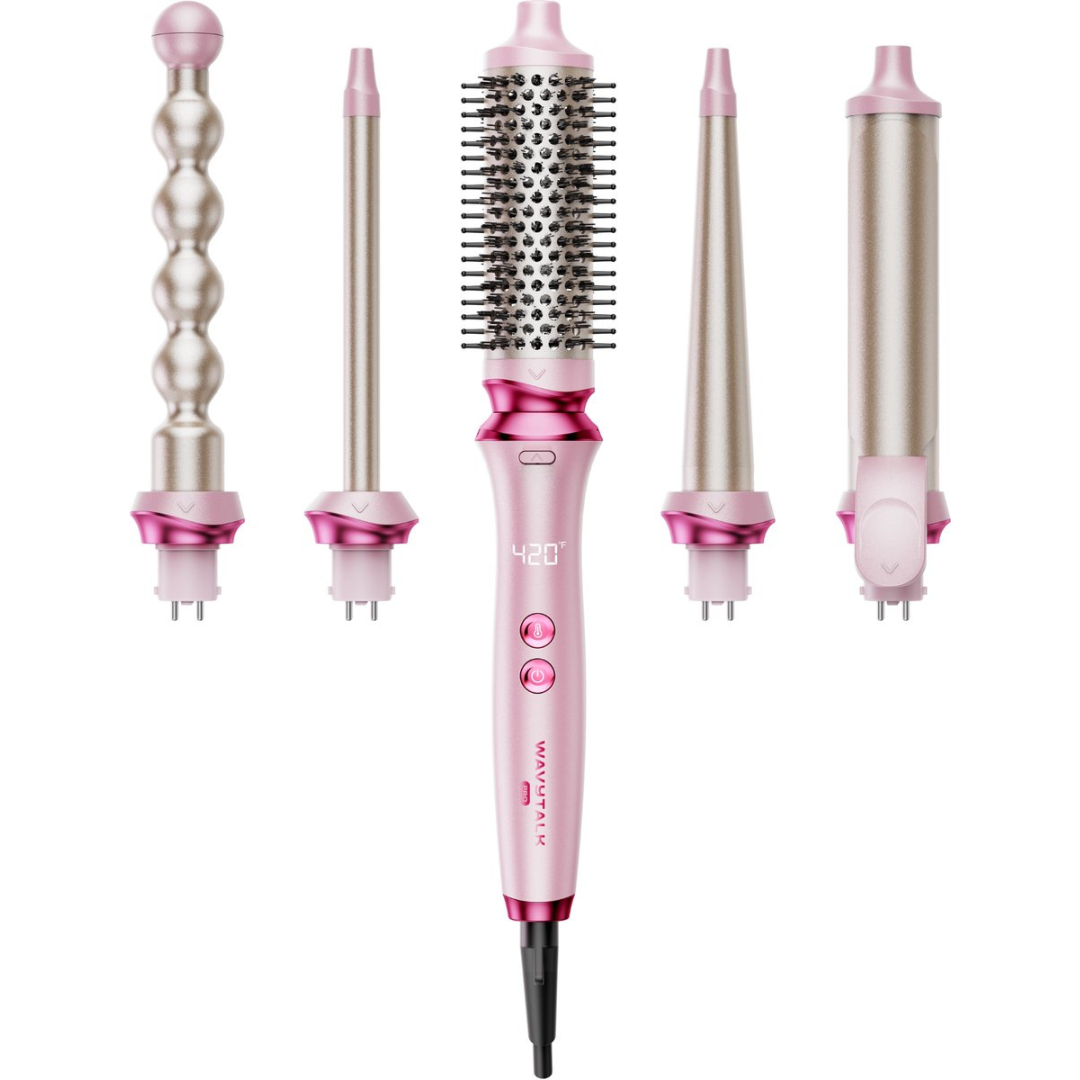 Een roze haarstyler set met vijf opzetstukken, waaronder een borstel en krultangen.