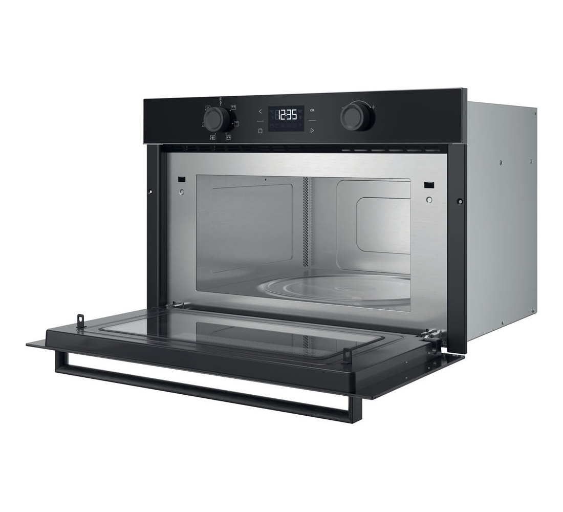 Un forno a microonde da incasso argentato con porta aperta e pannello frontale nero.
