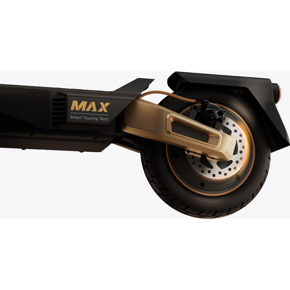 Detailaufnahme des Hinterrads eines schwarzen E-Scooters mit goldenen Akzenten.
