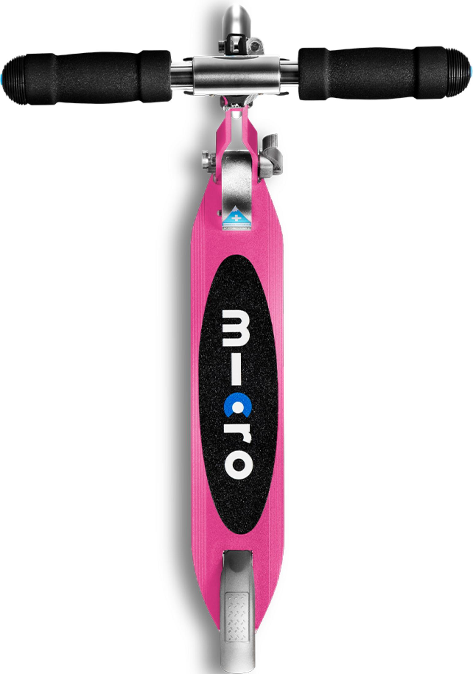 Un monopattino rosa con manici neri e logo del marchio.