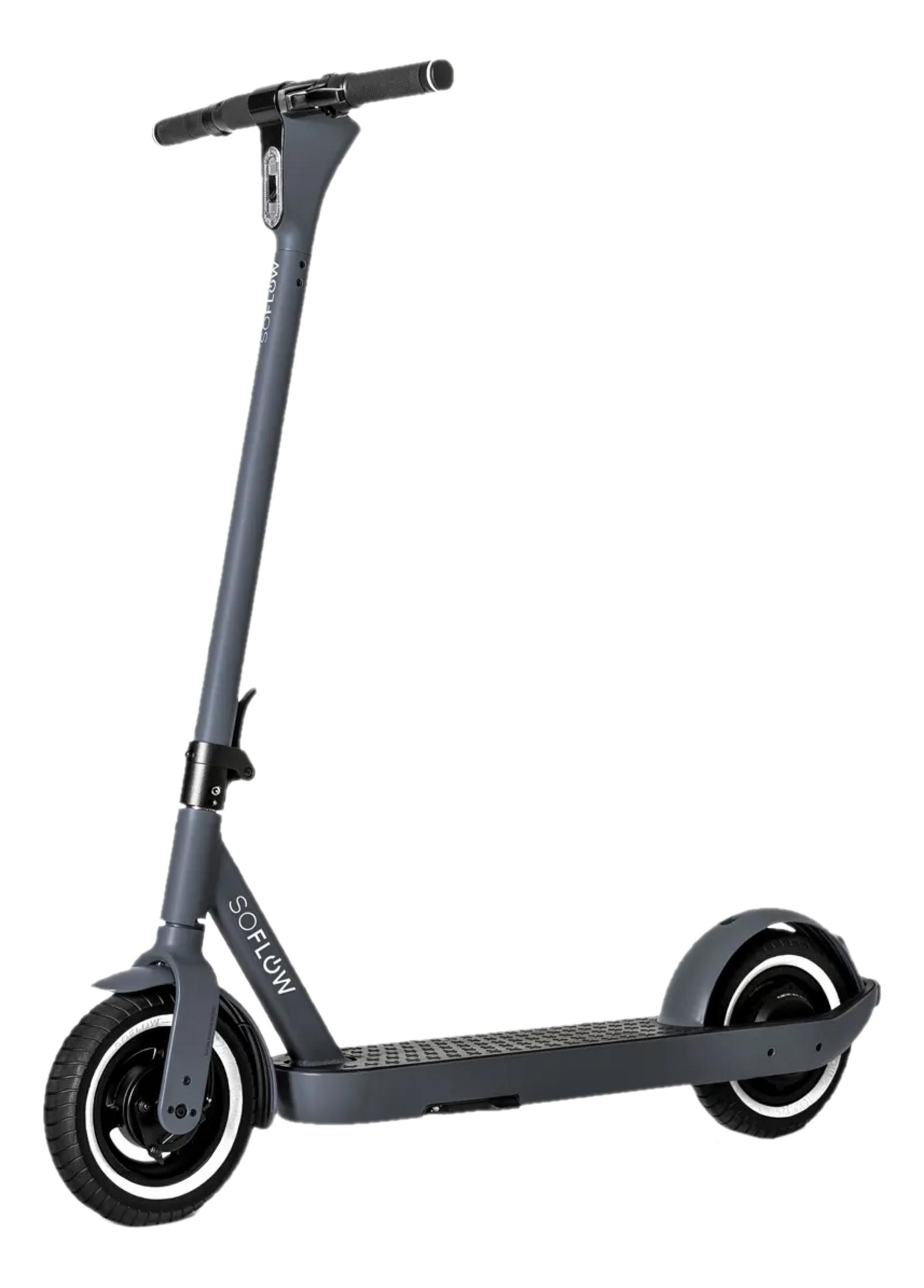 Uno scooter elettrico grigio con manubrio e ruote nere, su sfondo bianco.