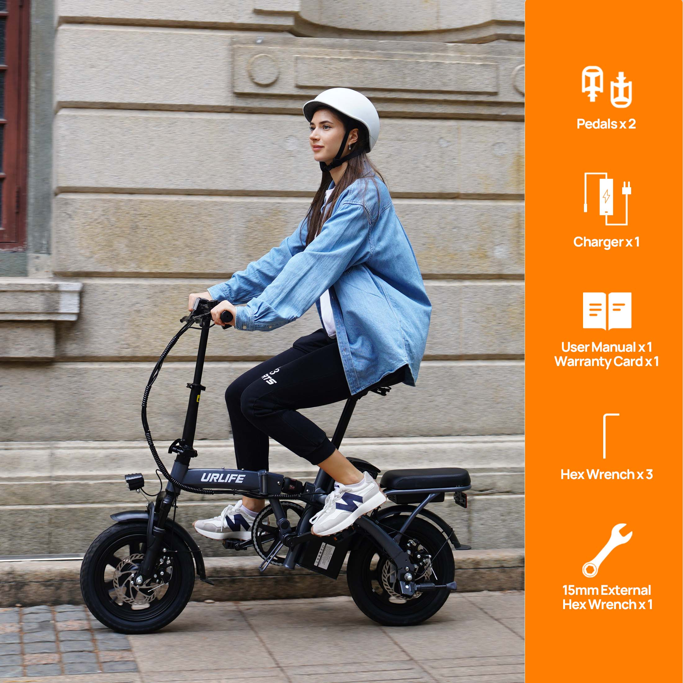 Kobieta jedzie na czarnym składanym rowerze elektrycznym, w białym kasku i dżinsowej kurtce.