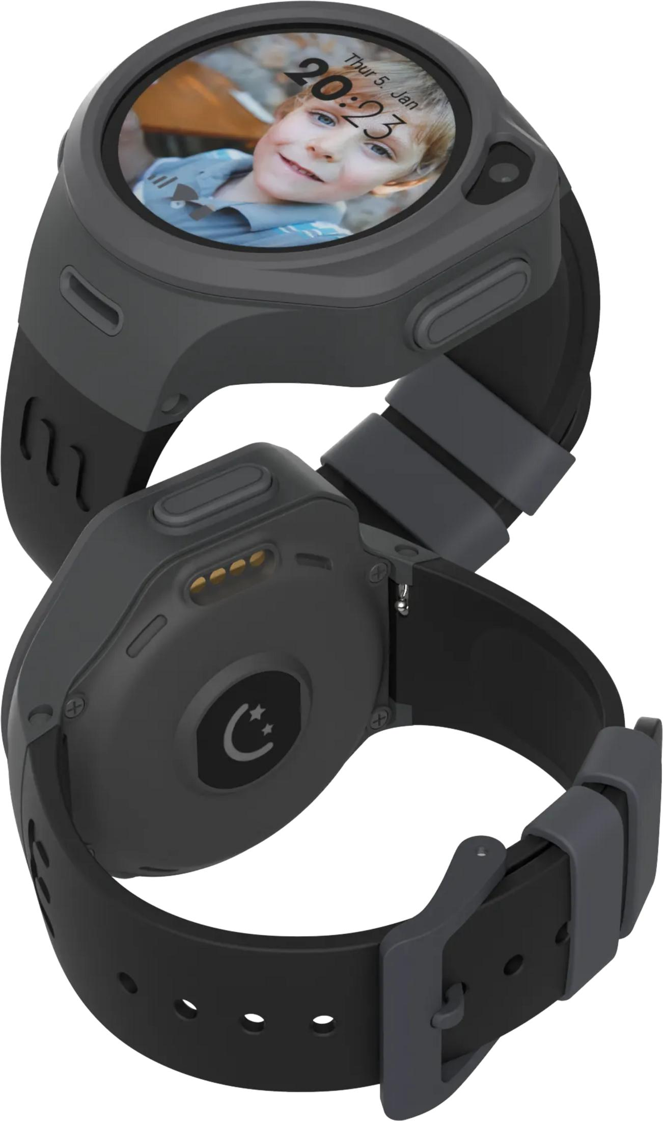Eine schwarze Smartwatch mit einem Bild eines Jungen auf dem Zifferblatt.